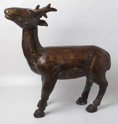 פסל ברונזה בדמות אייל, גדול ומרשימים, סין, עם עיטורי זהב של פרחים ועלים וכיתוב בסינית. גובה: 