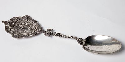 כף גדולה כסף עתיקה, איטליה, מאה ה-19, בחלקו העליון מעוטר בתבליטים במלאכים ואריות, ובמרכז דמות 