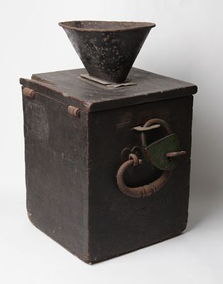 קופת צדקה מברזל ועץ. המאה ה19. מזרח אירופה. משולב עם מנעול ומפתח מקוריים. גובה 38 ס"מ. מידות 