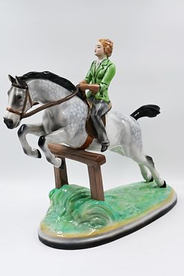 נדיר. פסל פורצלן רוכבת כל סוס , גולדשיידר Goldscheider, אוסטריה, חתום, 1940 בקירוב, פסל יפהייפה 