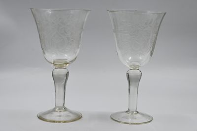 זוג גביעי קריסטל גדולים ומרשימים, מעוטר בעבודת חריטת יד אומן בסמלים של הצמחייה , סוף המאה ה-19 