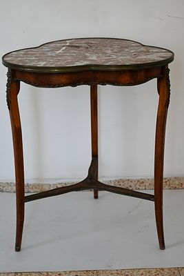 שולחן צד בצורת תלתן עם שתי קומות, צרפת, מאה 19 
עם עיטורי ברונזה מוזהבת ורגליים בצורת טלפיים. 
