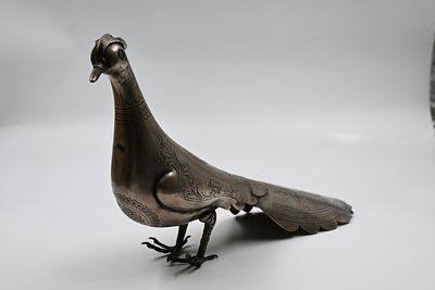 פיגורת יונה מכסף פרסי 
פסל כסף 84 פרסי בצורת יונה. מעוטר בעבודת יד חקיקה חריטה. אורך: 21.5 ס' 