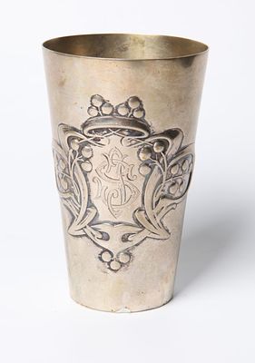 כוס מכסף ארט נבו, גרמניה, חתום, 1920 בקירוב, מעוטרת בעבודת בלט צמחייה ופרחים, גובה: 10.8 ס' 