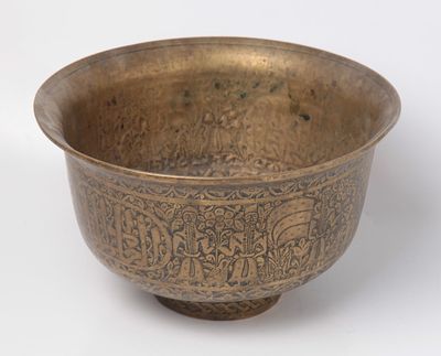 איסלם.קערה עשויה מפליז בעבודת דמשק מעוטרות בעבודה דמשקאית עם שיבוץ וריקוע של כסף, פליז, נחושת 