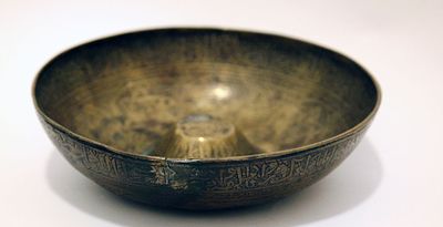 קערת נחושת לחשים איסלאמית נדירה! פרס, מאה ה19, נושאת חריטות כיתוב פנימי ואחורי, קוטר: 20 