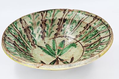 קערת קרמיקה גדולה ומרשימה פרסית עתיקה 
קערת קרמיקה פרסית, המאה ה-12 בקירוב, נישפור, איראן. 