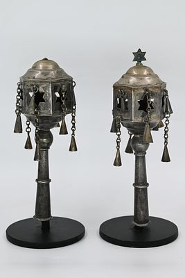 זוג "רימונים" לספר תורה עשויים כסף –ירושלים 
"רימונים" בעלי גוף משושה עם שישה פעמונים התלויים 