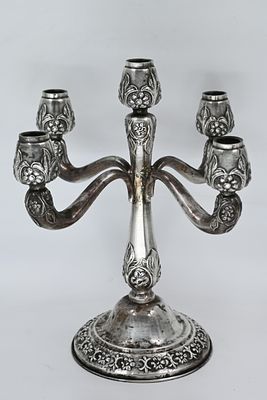 קנדלברה מכסף 
קנדלברת כסף סטרלינג בעלת חמישה קנים. גובה: 32.5 ס', משקל: 600 גרם. חתומה. זרוע 