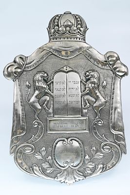 Large silver plate for a Torah scroll – Vienna. Weight: 705 grams. Circa 1920s – dedicatory 