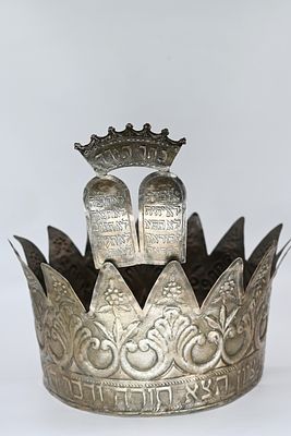Silver crown for a Torah scroll. Weight: 975 grams – Turkey, Istanbul, late 19th century. 