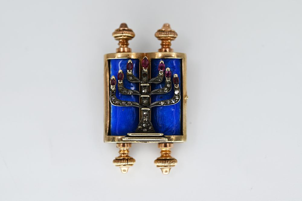 18 carat (18K) gold. total weight: 26.34 grams. pendant in a special design, a Torah scroll 