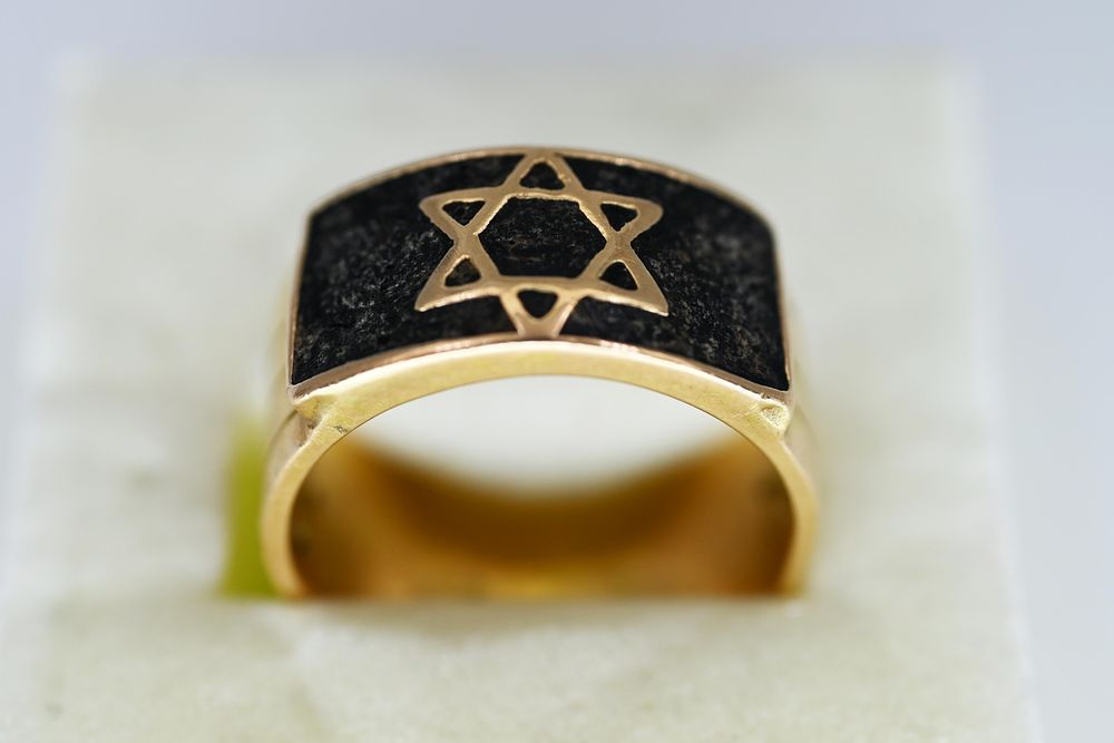 18K gold ring for men. Weight: 13.54 grams 
Decorated with a Star of David. Size: US 9. 