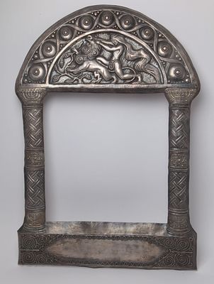 Sterling silver frame for a large and impressive picture. Weight: 1,300 grams. 
Handmade 
