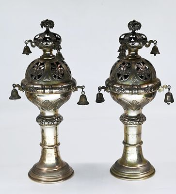 Pair of "pomegranates" for a Torah scroll - Austria. Women of the Friends. Weight: 720 grams. 
