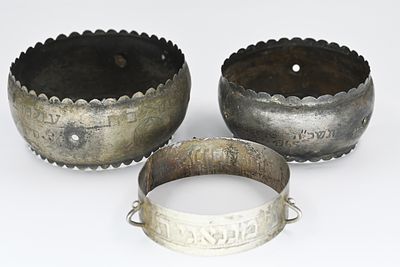 Three hanging memorial candles made of silver. Weight: 435 grams 
Three hanging memorial 