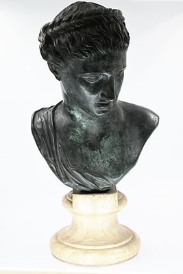 פסל ברונזה איטלקי עתיק - Octavian Augustus 
פסל ברונזה עתיק בדמותו של יוליוס קיסר, בסיס שיש, כפי 