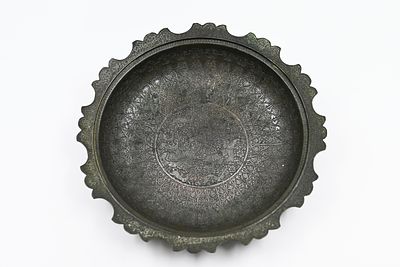 צלחת איכותית קאג'רית - פרסי, המאה ה19 
עבודת יד סופר איכותית בנחושת. תיאור סצינת מיתולוגיות של 