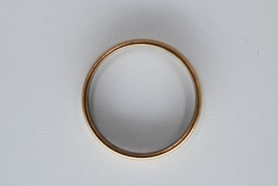 18K gold wedding ring, signed. 
Weight: 2.32 grams. 
Size 22.