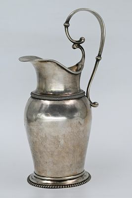 נטלה גדולה מכסף. 1824, חתום 
קנקן לנטילת ידיים אוסטריה- הונגריה מכסף, 1824 בקירוב. גובה: 23.5 