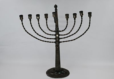 חנוכייה - כסף-פיליגרן 
חנוכייה כסף זקופה בשיבוץ אבני טורקיז . ארץ ישראל, המאה ה-20 
עמוד 