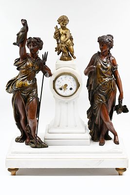 Antique and magnificent French mantel clock from the 19th century 
The clock case is made of 