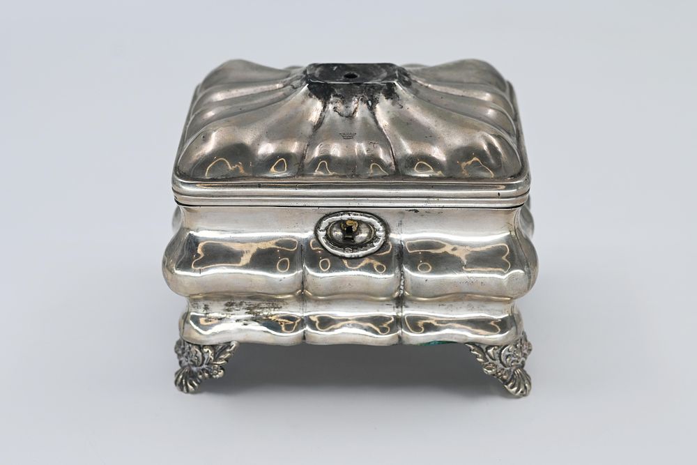 Etrog box. Silver 13. Altwein, circa 1862 
Etrog box, made of silver 13, signed and dated. 
4 
