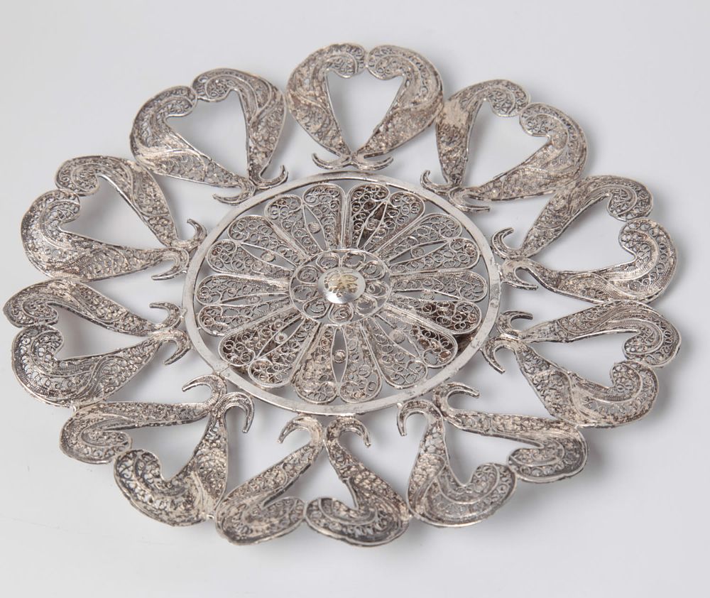 A plate made of silver, Bezalel Jerusalem, signed, decorated with filigree work in various 