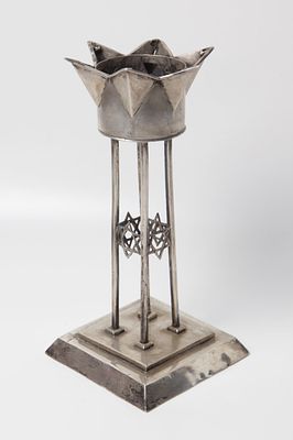 פמוט לשבת קנדלברה, 6 קנים. כסף. אוסטריה, וינה, 1900 בערך 
פמוט כסף לשבת 'קנדלברה' בעל 6 קנים. 