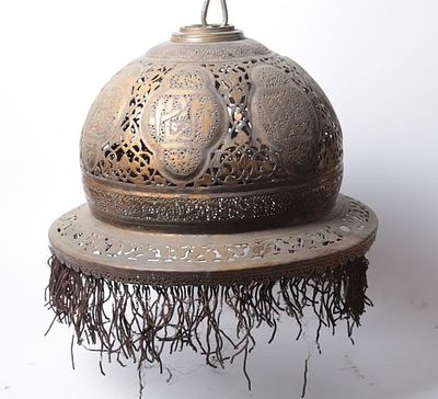 אהיל מנורה יהודי עשוי פליז, סוריה, דמשק, 1900 בקירוב. מעוטר בעבודת ניסור עם מוטיבים צמחיים 