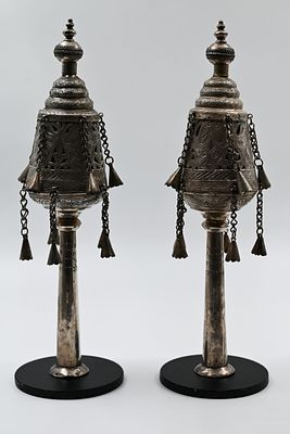 Pair of pomegranates for a Torah scroll – Morocco 
Pair of pomegranates for a Torah scroll. 
