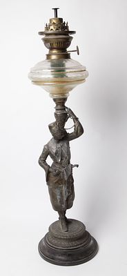 מנורת נפט שולחנית פיגורטיבית עתיקה (Figural Kerosene/Oil Table Lamp) 
דמות גבר בלבוש אוריינטלי 