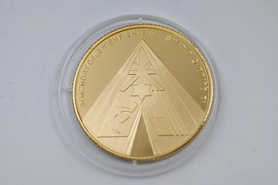 מטבע זהב "10 שקלים חדשים" 
50 שנה לניצחון על גרמניה הנאצית 
זהב: 916 קשוט, 