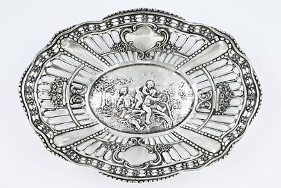 סלסלת כסף 
סלסלת כסף, גרמניה, 
חתום 830 כתר וירח, 1920 בקירוב, מעוטרת בעבודת חסר ועבודת בלט 