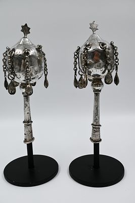 Special item! A pair of ancient Iraqi pomegranates 
The top of the pomegranate is decorated 