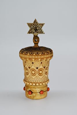 מגדל בשמים. עבודת בצלאל ירושלם, ראשית המאה ה־20 
מגדל בשמים מרשים ביותר, עשוי מחומר אורגני 