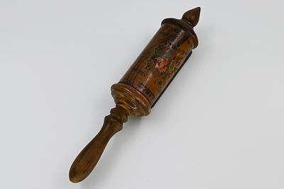 מגילת אסתר כתובה ביד. נתונה בתוך נרתיק עץ זית ירושלים מעוטר בציורים. גובה הקלף: 10 ס', גובה 
