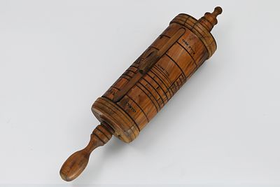 נרתיק עץ זית למגילת אסתר, ירושלם, המאה ה-20. 
נרתיק עץ זית מגולף ביד עם מראה קבר רחל והכותל 