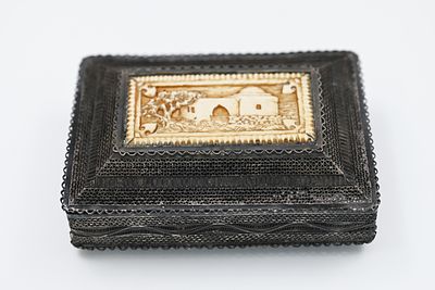קופסת כסף וגילוף, בצלאל 
קופסת כסף נדירה ביותר תוצרת בצלאל, 1910 בקירוב. מעוטרת עבודת פיליגרן 
