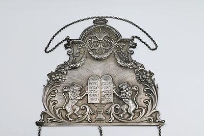 טס לספר תורה תוצרת "פוזן" – פרנקפורט 
טס כסף לספר תורה, תוצרת "פוזן". פרנקפורט, גרמניה, 