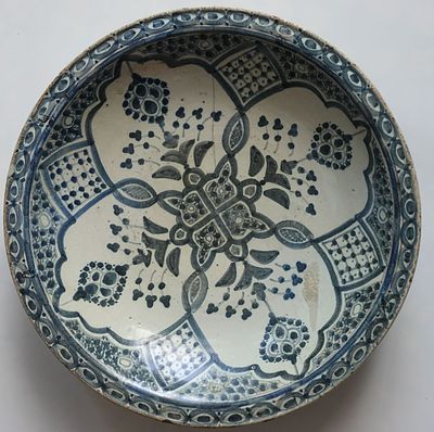 צלחת קרמיקה פרסית , מאה ה-19 , מעוטרת במרכזה בדוגמאות גאומטריות בשילוב פרחים עם צמחייה, צבע 
