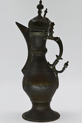 קנקן קפה ערבי עתיק ("דאלה") מפליז, הודו/פרס 
קנקן קפה מסורתי עתיק ("דאלה") עשוי פליז. עיצוב: 
