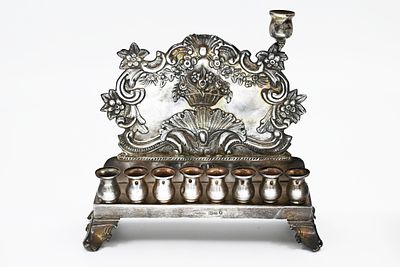 חנוכית כסף - פולין, המאה ה-19 
חנוכיה, תוצרת Ostrochuiski. ורשה – פולין, 1883. 
כסף (חתום 