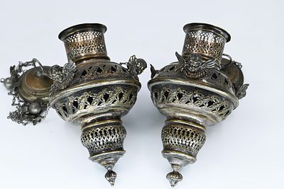 זוג מנורת כנסייה עתיקה, מהמאה ה-19, בסגנון הבארוק (לואי ה-16), עשויה מתכת מצופה כסף, מעוטרת 