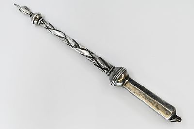 אצבע לספר תורה עשויה מכסף, רוסיה, שנים 1896 - 1903, חתום, מעוטרת בפיר גלילי מעוצב, מסתיימת ביד 