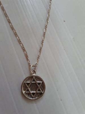 שרשרת ותליון עשויים כסף סטרלינג 925 חתומים תוצרת איטליה
מידות: 
אורך שרשרת: 48 ס"מ 
קוטר תליון: 