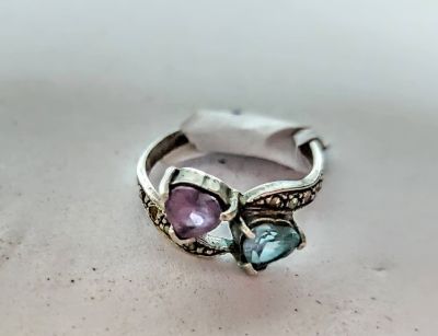 טבעת כסף סטרלינג 925 חתום עדינה משובצת אבני חן אמיתיות. מלוטשות. אחת האבנים היא טופז 
משקל: 2.8 גרם