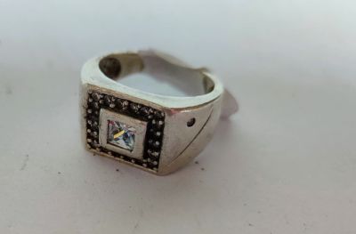 טבעת כסף סטרלינג 925 בעלת כתר מרובע משובץ אבני זרקוניום עבודת אמן 
מידות: 7, 8 
משקל: 8.5 גרם