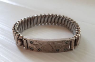 צמיד כסף סטרלינג 925 נמתח משובץ אבנים ומעוטר בחריטה בדוגמת לב 
משקל: 20 גרם