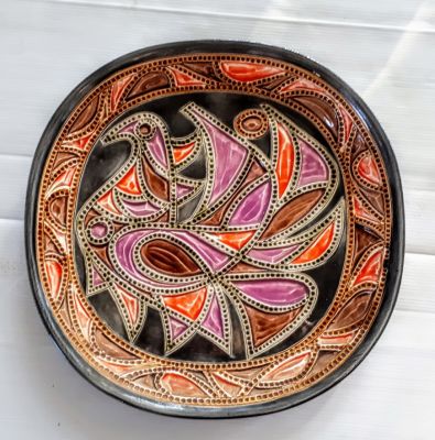 צלחת מרובעת של גופר תבליט יונה צבעים לא שגרתיים 
חתום מאחור 
מצב מושלם 
סימנים בהירים בתמונה 